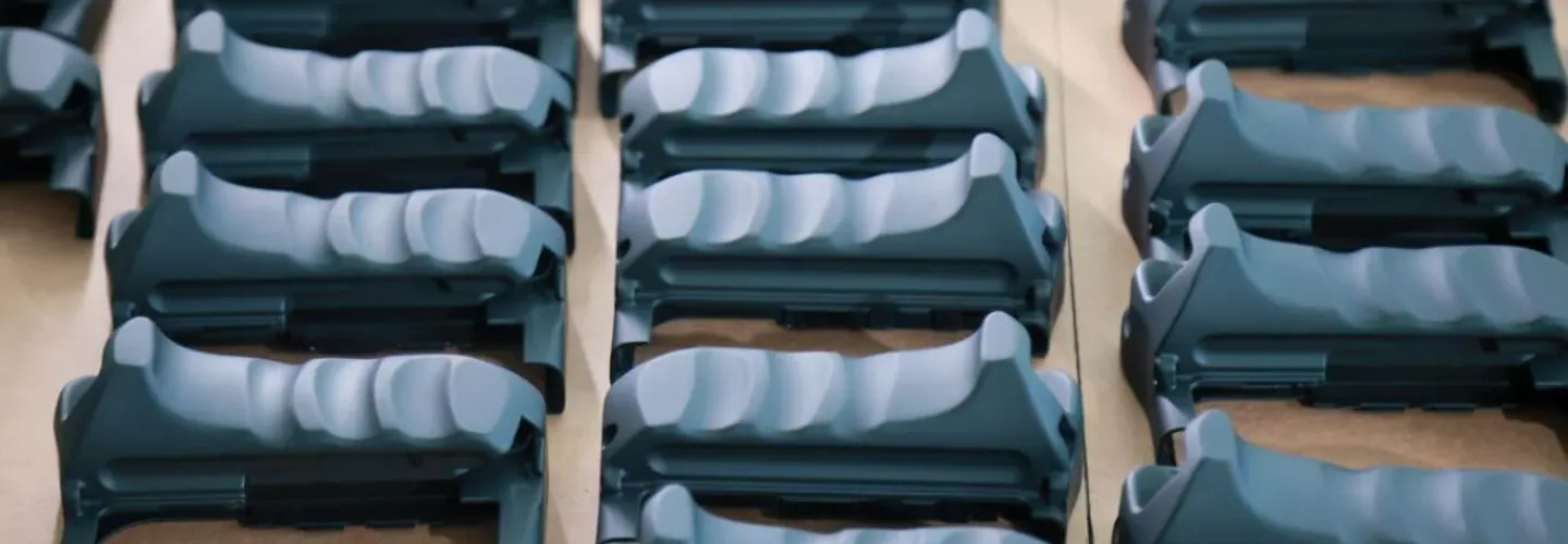 液态硅胶模具成型与钢模具注塑的生产周期与成本分析