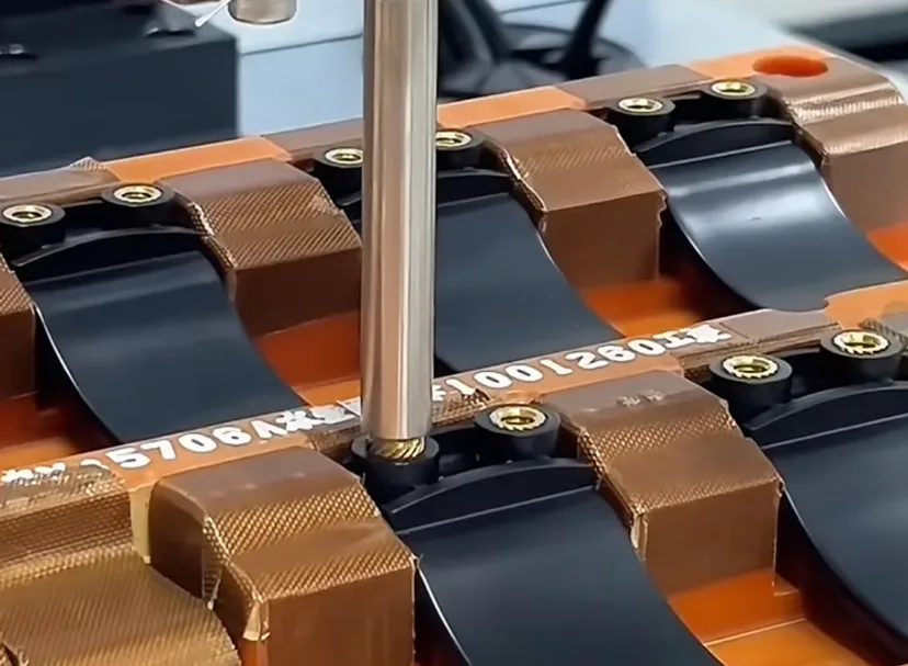 模具设计与定位结构：复模工艺金属件预埋的保障